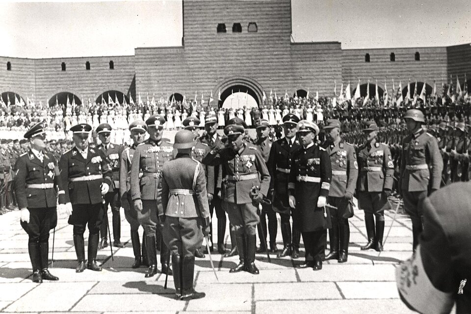 Menschenmenge im Reichsehrenmal Tannenberg