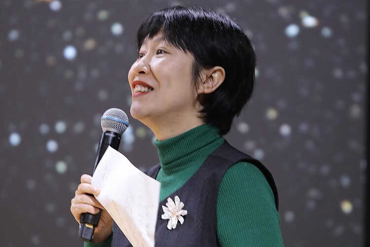 Portrait einer Frau mit Mikrofon