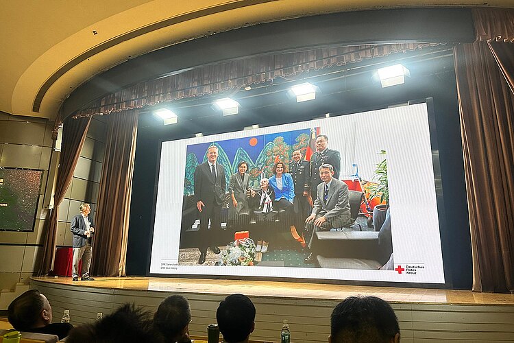 Referent und Präsentation auf Bühne