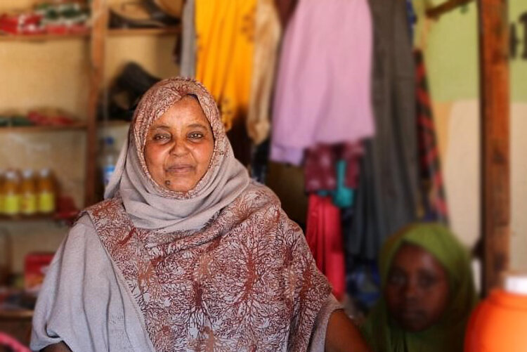 Portrait einer Somalierin in ihrem Laden