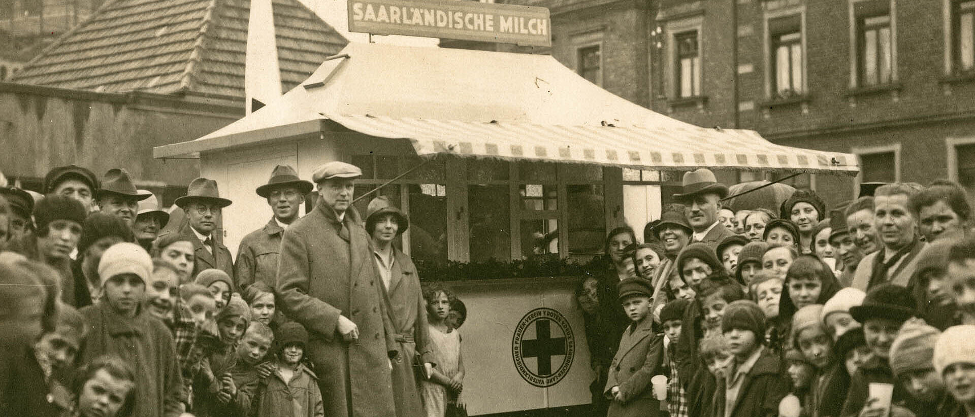 Stand des DRK in Saarbrücken umringt von Bevölkerung