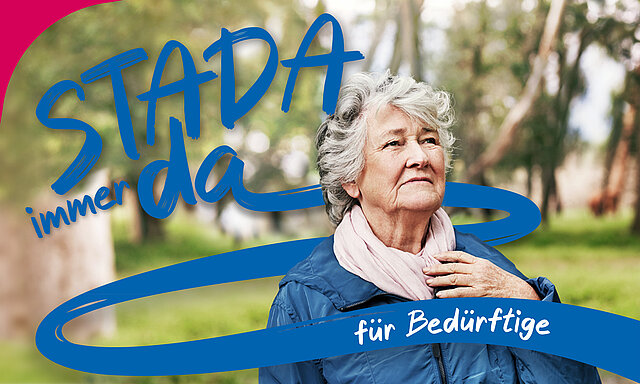 Seniorin mit Schriftzug im sie herum