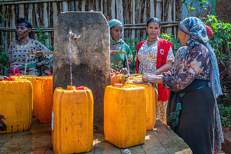 Frauen an einer Wasserstelle
