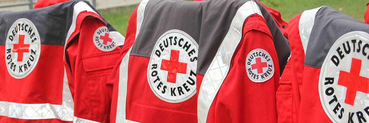 Jacken des Deutschen Roten Kreuzes symbolisch dargestellt