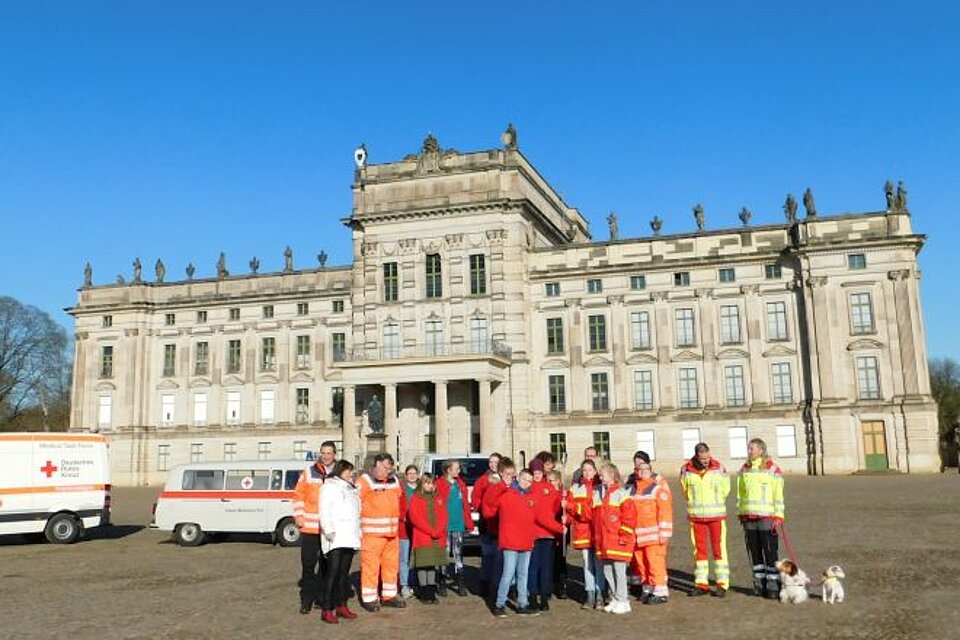 Fackelübergabe vor dem Ludwigsluster Barockschloss an JRK vom DRK-KV Mecklenburgische Seenplatte