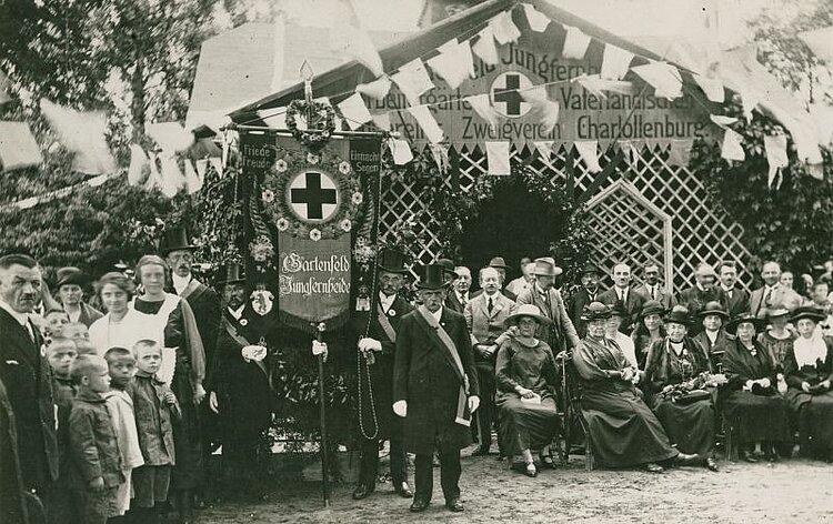 Feierstunde in der Gartenkolonie Jungfernheide des Vaterländischen Frauenvereins in Berlin-Charlottenburg (DRK)