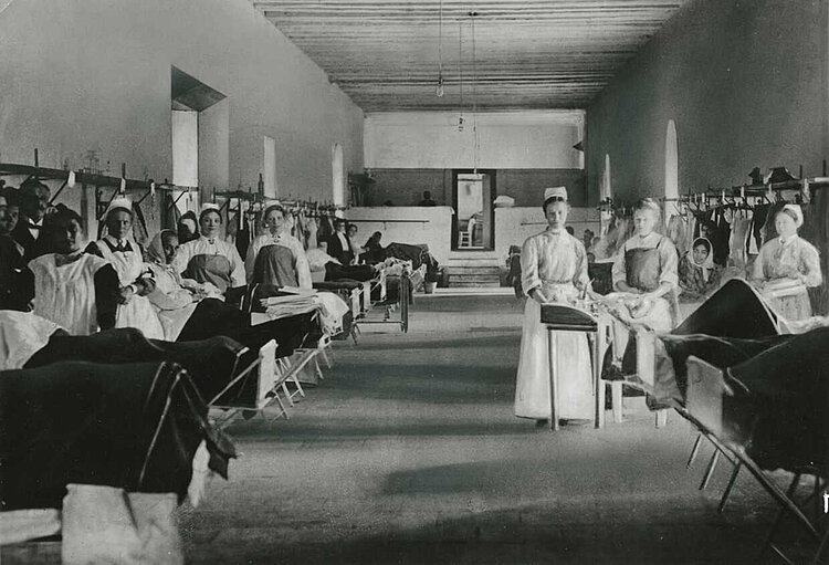 Nach dem Erdbeben von Messina: Patienten in einem Krankensaal und Krankenschwestern des Deutschen Roten Kreuzes, Anfang 1909