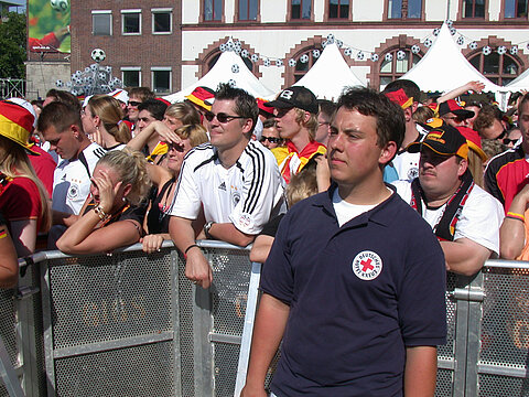 Einsatz des DRK bei der WM in Deutschland. Sanitäter beim Public Viewing auf dem Friedensplatz in Dortmund (Fred Weingardt / DRK)