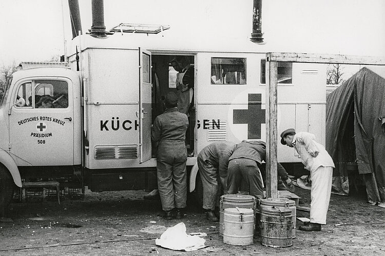 Küchenwagen und Helfer