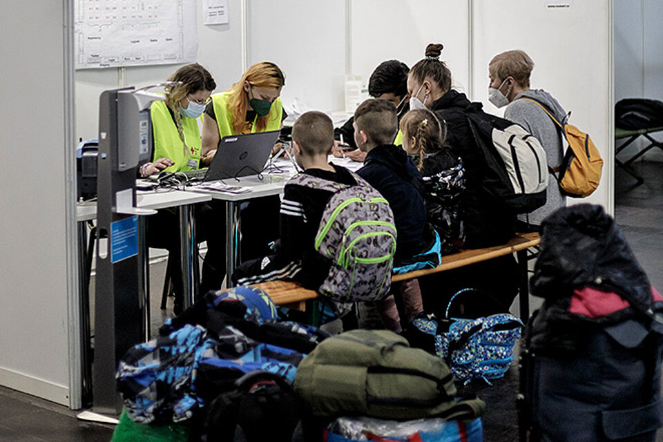 Zwei DRKlerinnen mit geflüchteter Familie aus der Ukraine
