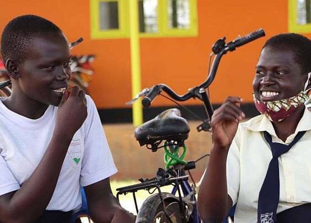 Zwei afrikanische Mädchen im Gespräch