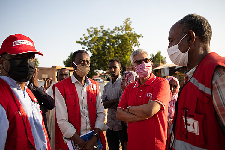 Gespräch unter Rothalbmond- und IFRC-Mitarbeitern