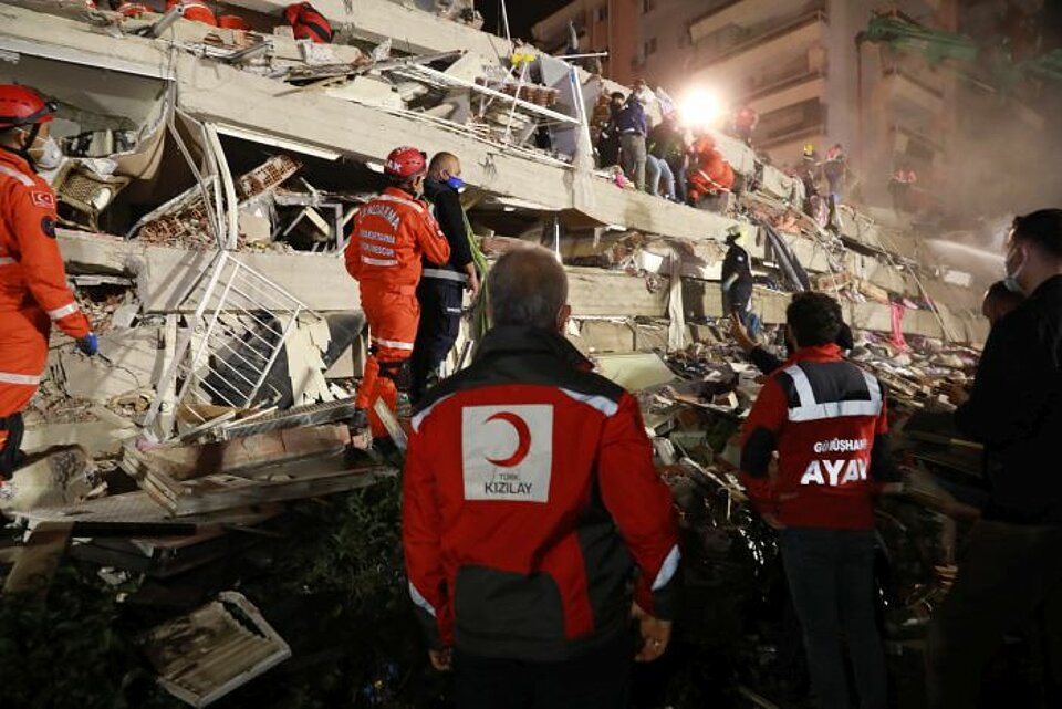 Rettungskräfte und Helfer suchen nach Verschütteten nach dem schweren Erdbeben der Stärke 6,9 in der Ägäis. Die Küstenmetropole Izmir und die Insel Samos sind besonders schwer betroffen.