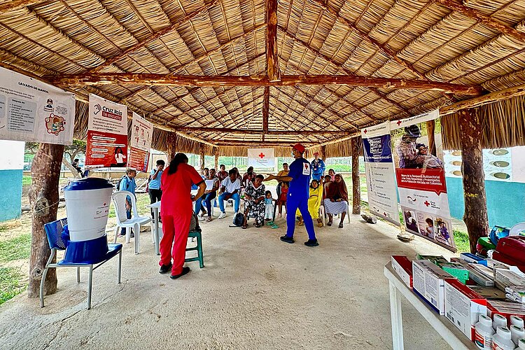 Plakate, Rotkreuzler und Begünstigte unter Dach