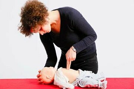 Herzdruckmassage für Säuglinge und Kleinkinder
