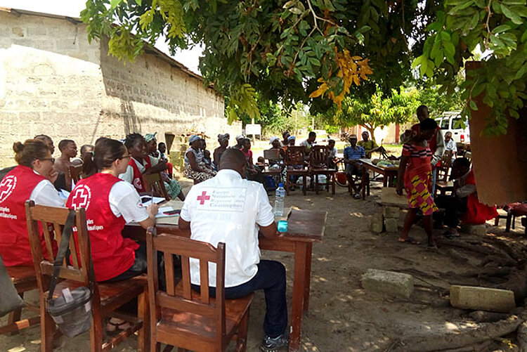 Foto: Rotkreuzler und Gemeindemitglieder im Togo bei einem Workshop