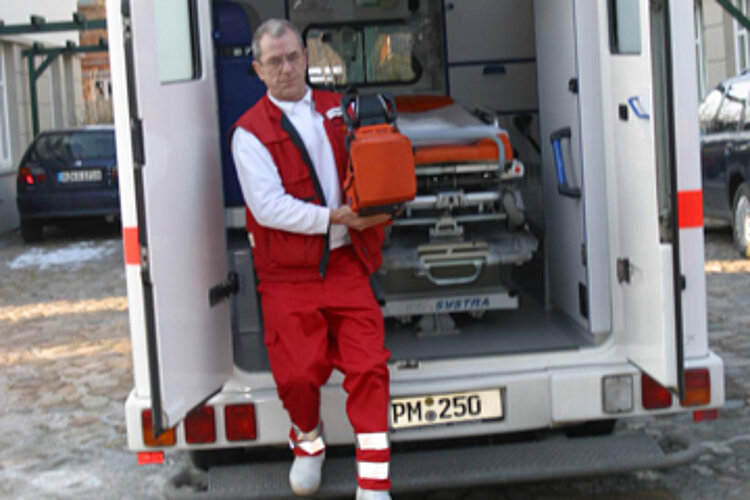 Rettungswagen trifft ein Rettungssanitäter steigt aus Rettungswagen aus