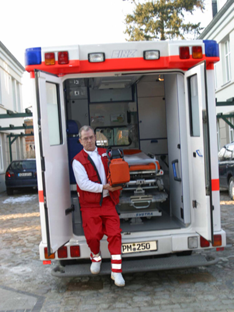 Rettungssanitäter steigt aus Rettungswagen aus