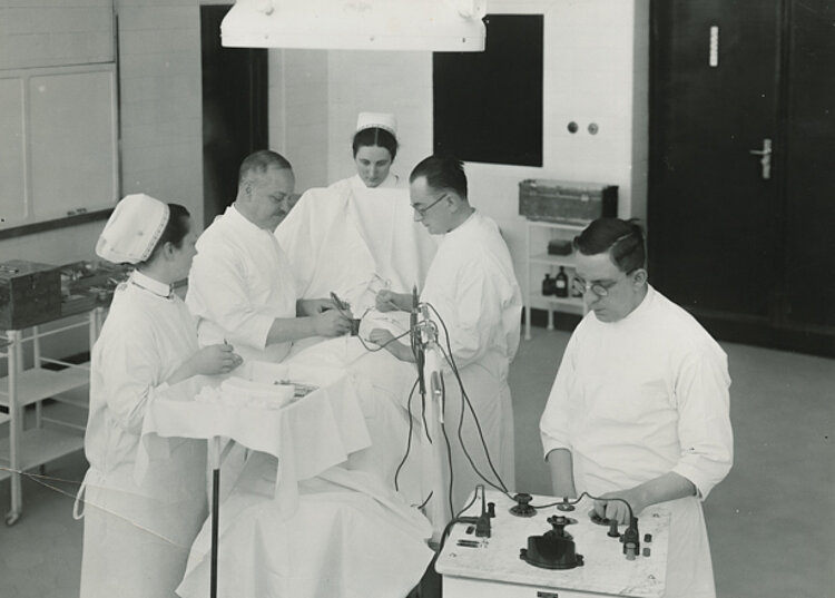 Emil Heymann bei einer Hirnoperation mit dem von ihm konzipierten Hochfrequenzgerät im Augusta-Hospital, um 1930 (Gerhard Heymann / DRK)