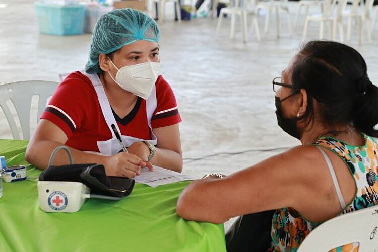 Beratung zu Corona-Impfung auf den Philippinen 