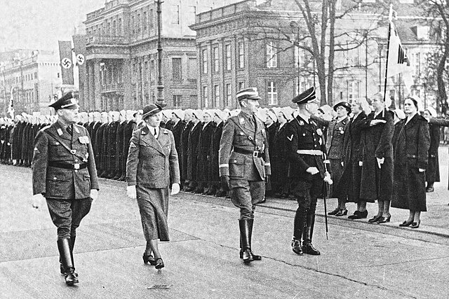 Aufmarsch DRK-Angehöriger auf der Straße