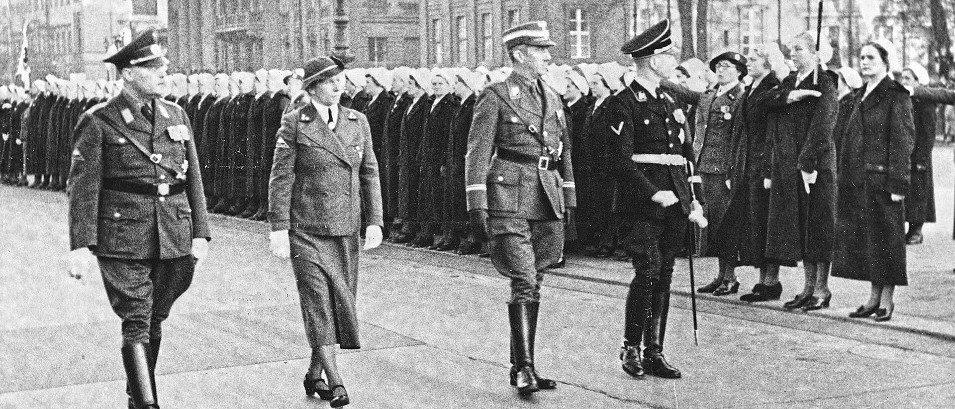 Erster Aufmarsch des DRK nach der Neuorganisation Aufmarsch DRK-Angehöriger auf der Straße