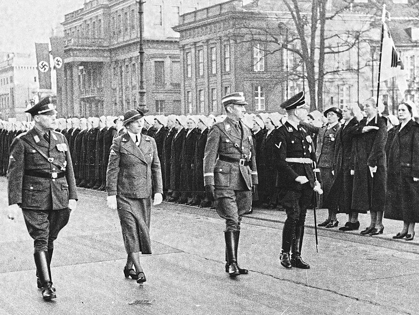 Aufmarsch DRK-Angehöriger auf der Straße