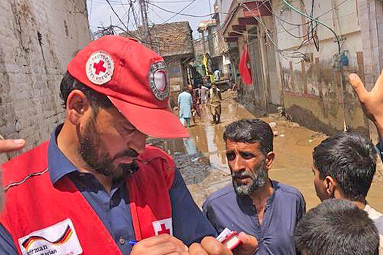 Rotkreuzhelfer nach Sturzflut in Pakistan 