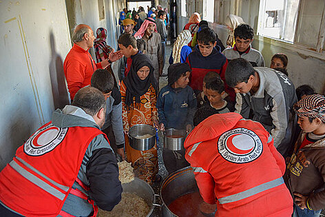 Lebensmittelausteilung in Syrien dank Spenden