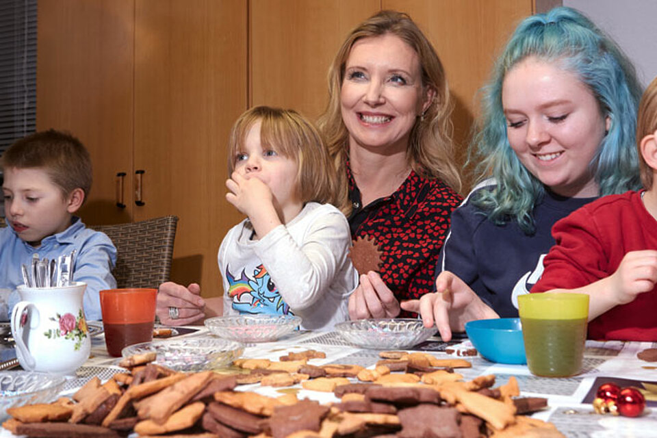 Zusammen mit Kindern aus dem DRK-Kinderheim am Stern backt Jette Joop Plätzchen.