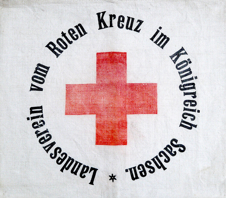 Armbinden machten Delegierte und Hilfskräfte des Roten Kreuzes im Einsatz kenntlich, Museum des DRK-Ortsvereines Beierfeld (Rolf Zimmermann / DRK)