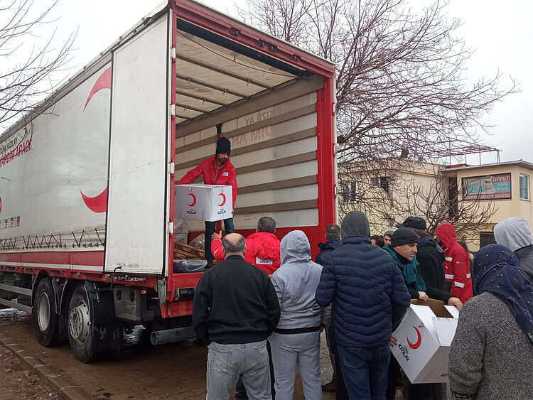 Helfer versorgen Erdbebenopfer mit Hilfspaketen 