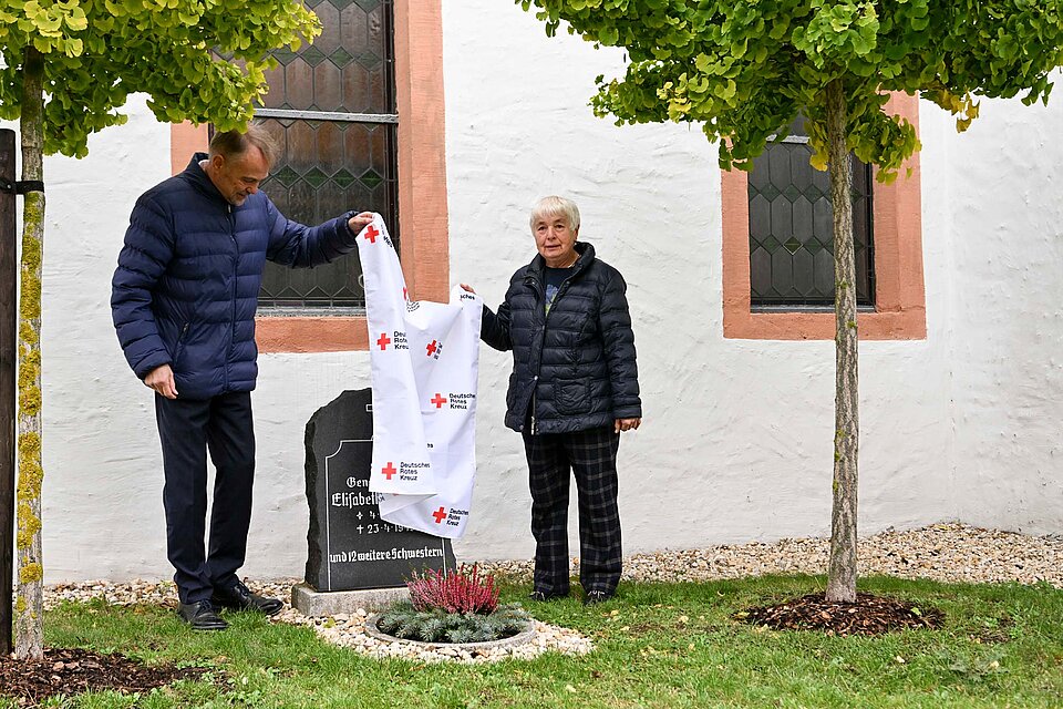 Volkmar Schön und Maria Pohlmann enthüllen Gedenkstein