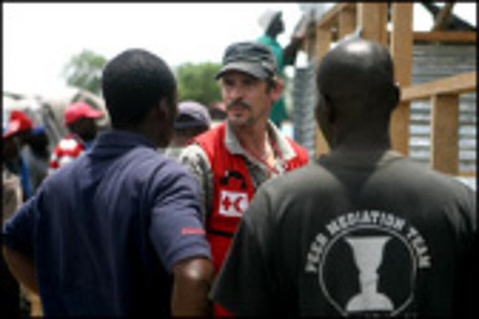 Foto: Pascal Panosetti, IFRC-Delegierter für Unterkünfte beaufsichtigt den Bau von transitional shelters bei L'Annexe de la Mairie.