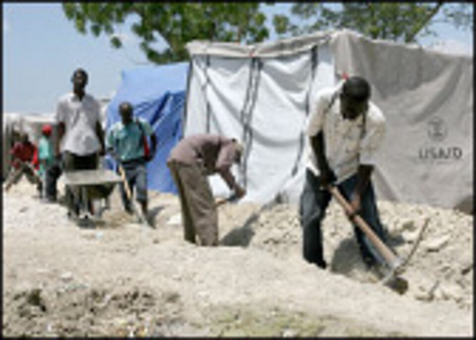 Foto: Die Menschen in einem Lager in Port-au-Prince graben einen Entwässerungskanal.