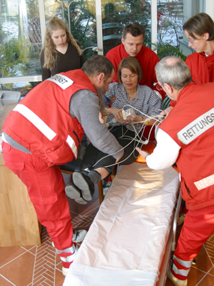 Patientin wird auf Trage gelegt