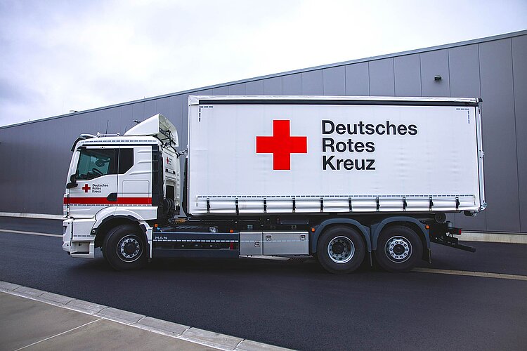 LKW mit DRK-Logo