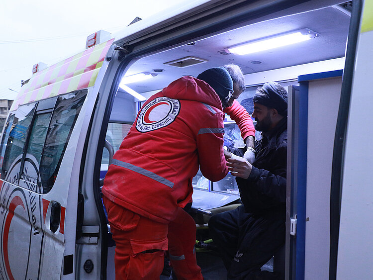 Helfer in Syrien im Rettungseinsatz nach Erdbeben 