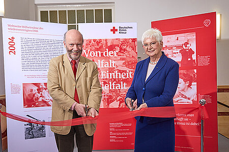 Dr. Schlösser durchschneidet rotes Band, daneben Gerda Hasselfeldt 