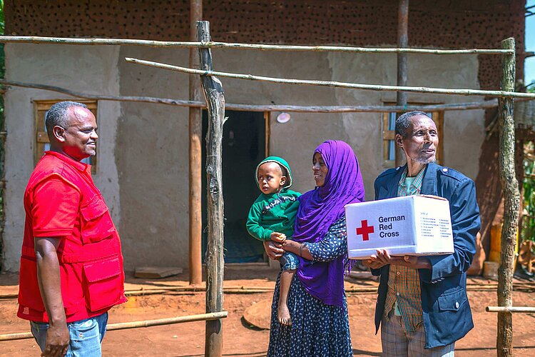 Rotkreuzler und Haar mit Hilfspaket