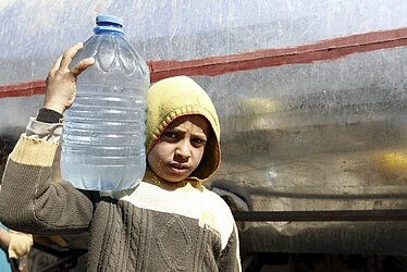 Junge im Jemen mit Wasserflasche