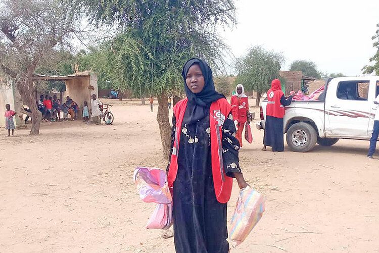 Frau erhält Nahrungsmittel im Sudan 