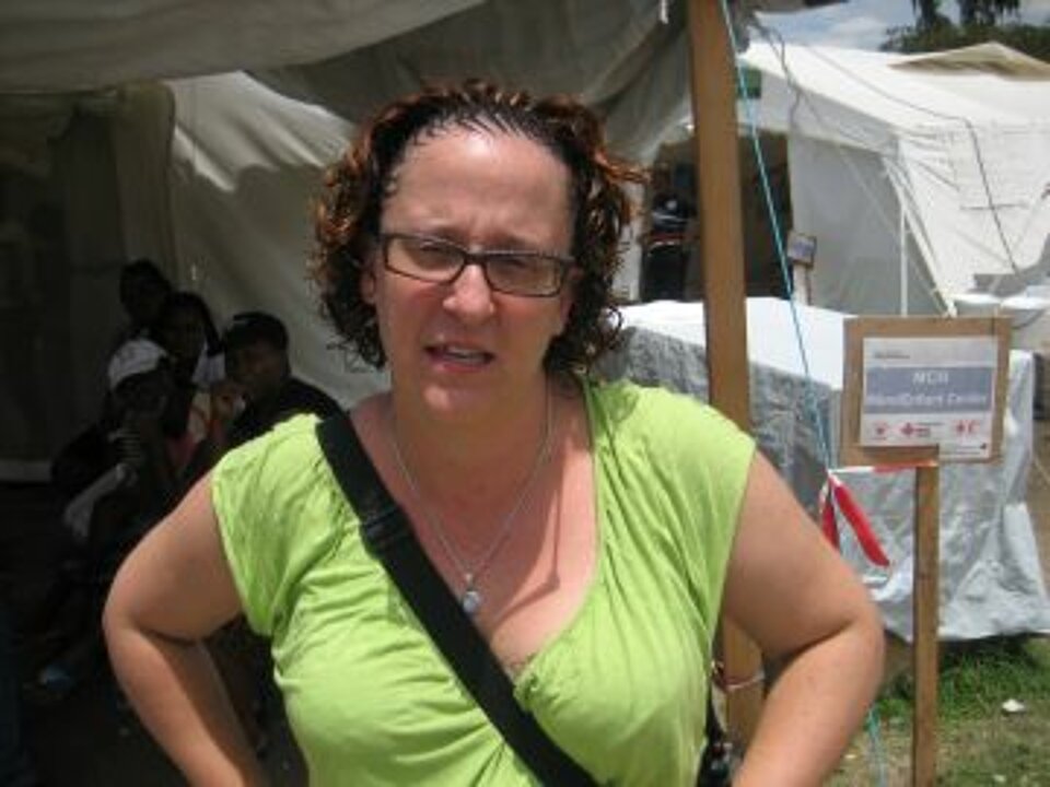 Foto: Hebamme Jennifer Duggan steht vor dem DRK-Feldhospital