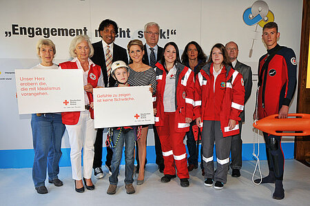 DRK-Ehrenamtliche, Donata Freifrauvon Schenck zu Schweinsberg, DRK-Botschafterin Jeanette Biedermann, Ulrike Folkerts, Dr. Hermann Kues (BMFSFJ), Cherno Jobatey