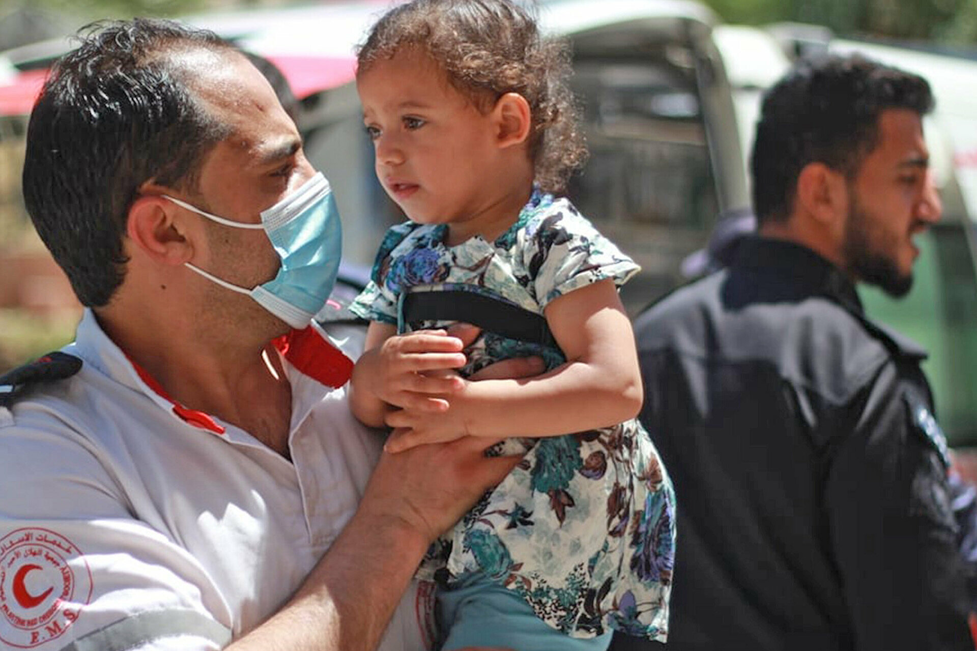 Rothalbmond-Helfer und Mädchen in Gaza