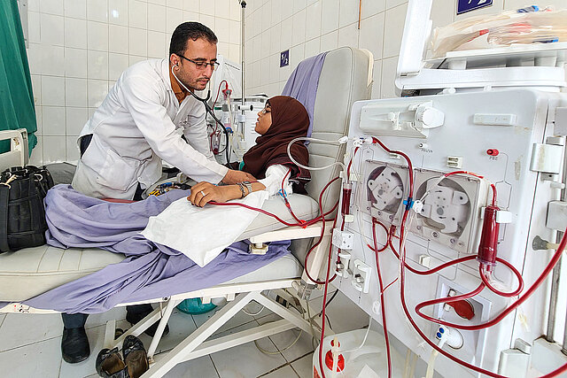 Jemenitische Arzt bei einer Dialyse-Behandlung