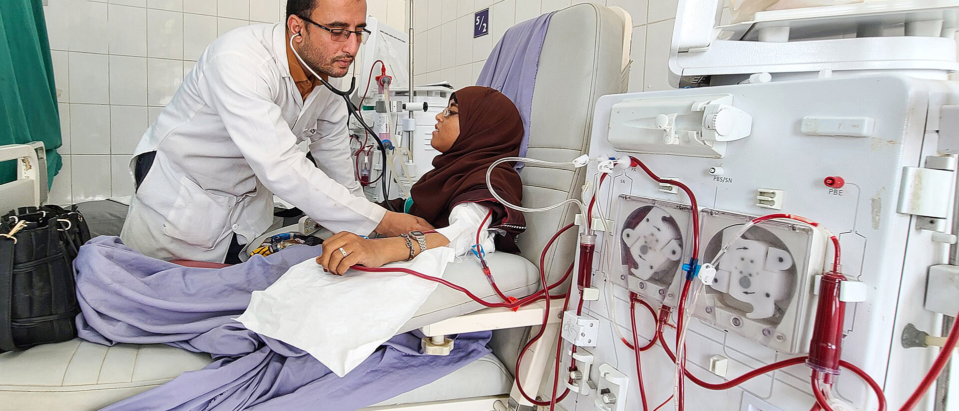 Jemenitischer Arzt bei einer Dialyse-Behandlung