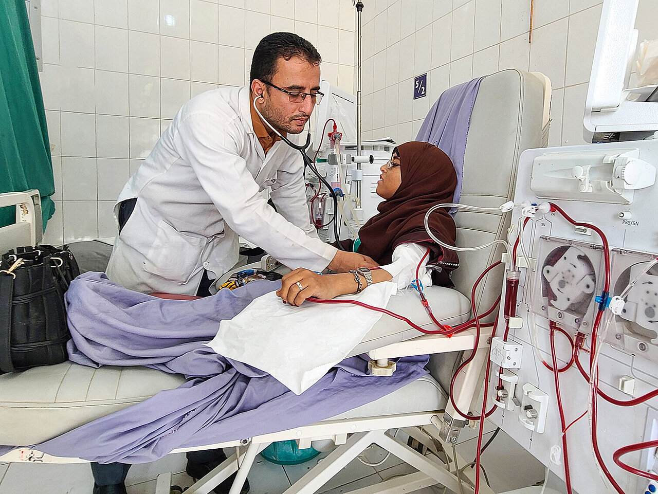 Yemeni doctor performs dialysis on girl
