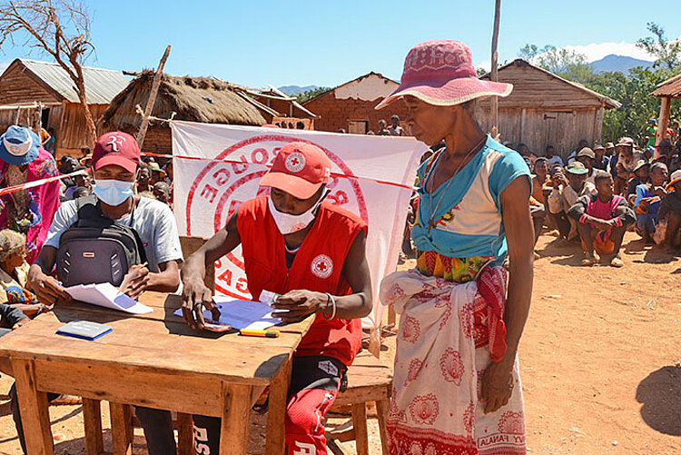 Hungerkrise durch Dürre in Madagaskar: Frau erhält Bargeldhilfe