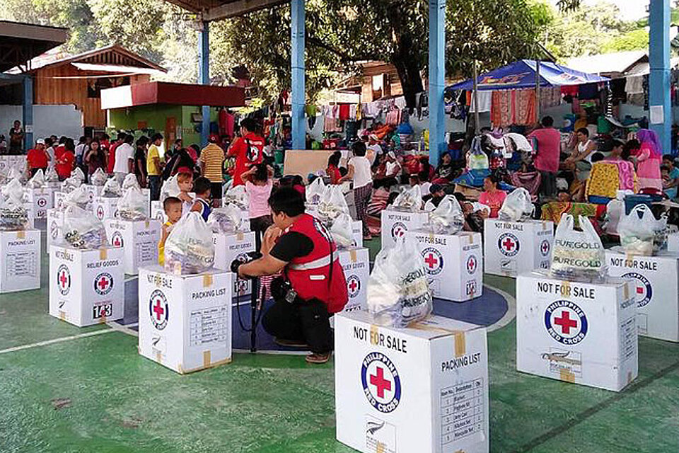 Vergabe von Nothilfe Paketen in Marawi durch das Philippinische Rote Kreuz